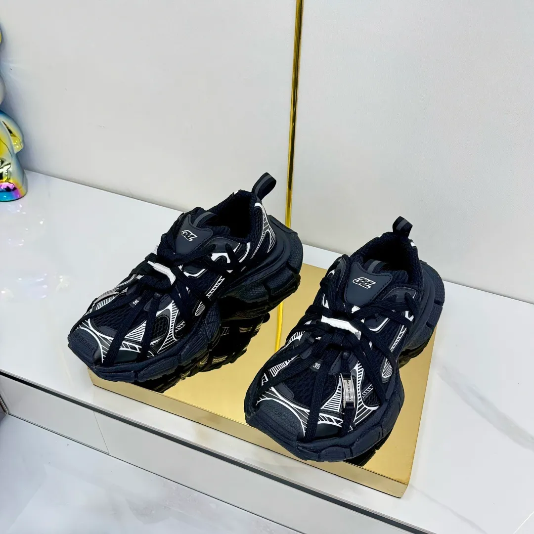 👟👟Ex-factory price 820👟👟 Balenciaga Balenciaga's latest popular 9th generation 3XL Sneaker Spider-Man series, couple's dad shoes, original purchase, development and production. Balenciaga 3XL Sneaker's overall shoe shape draws on the creative ideas of Balenciaga Track and Balenciaga Runner. It is equivalent to removing the outer frame of the Track shoe body while inheriting the streamlined shape and shape of the Runner. Track flat toe, new color matching, the entire shoe body is integrated into the spider binding shoelace design decoration, the exaggerated shape is more prominent. Fabric: original customized imported technical fabric + mesh inner lining: original customized breathable mesh lining. Outsole: original molded 5-layer ultra-light MD combination rubber sole. Bottom thickness: 5CM. Size: 35-45. Original packaging.